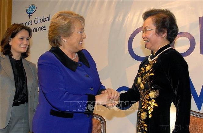 Phó Chủ tịch nước Nguyễn Thị Doan gặp Tổng thống Chile Michelle Bachelet bên lề Hội nghị thượng đỉnh Phụ nữ toàn cầu lần thứ 19, tổ chức tại Chile (2009). Ảnh: Nhan Sáng - TTXVN