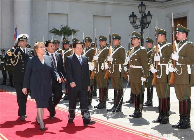 Tổng thống Michelle Bachele đón Chủ tịch nước Nguyễn Minh Triết thăm chính thức Chile từ ngày 29/9 – 1/10/2009. Ảnh: Nguyễn Khang - TTXVN