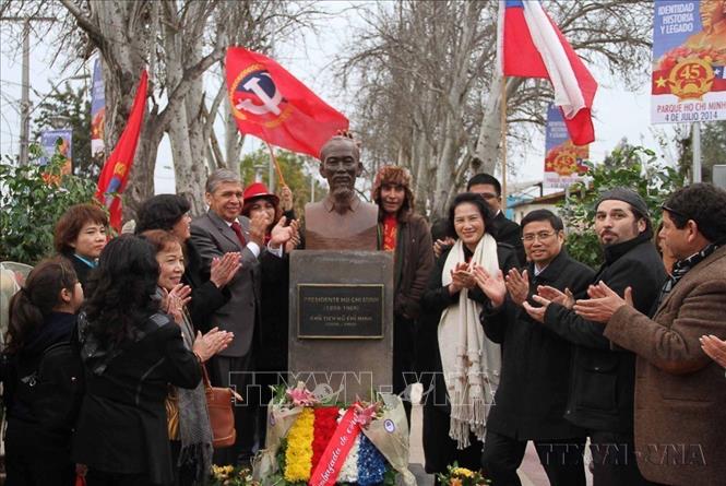 Phó Chủ tịch Quốc hội Nguyễn Thị Kim Ngân dự lễ khánh thành Tượng Chủ tịch Hồ Chí Minh trong công viên mang tên Người tại quận Cerro Navia ở thủ đô Santiago (Chile, 11/07/2014). Ảnh: Quang Sơn -TTXVN