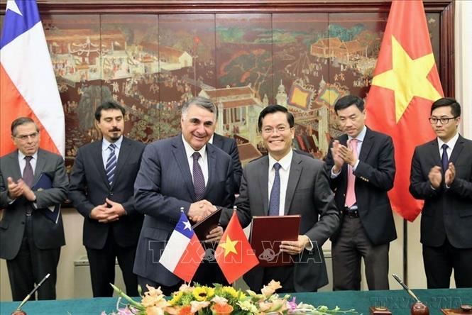Thứ trưởng Bộ Ngoại giao Hà Kim Ngọc và Thứ trưởng Ngoại giao Chile Edgardo Riveros Marin ký Hiệp định Miễn thị thực cho người mang hộ chiếu phổ thông giữa Việt Nam và Chile (Hà Nội, 2016). Ảnh: Nguyễn Khang – TTXVN