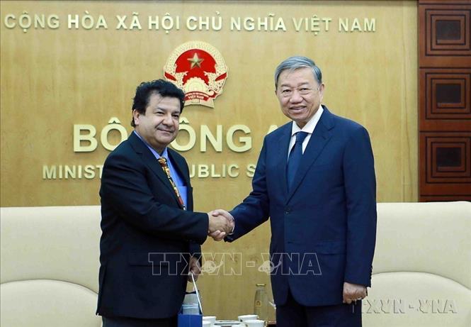 Đại tướng Tô Lâm, Ủy viên Bộ Chính trị, Bộ trưởng Bộ Công an tiếp Đại sứ Đặc mệnh toàn quyền nước Cộng hòa Chile tại Việt Nam Sergio Narea (Hà Nội, 12/5/2023). Ảnh: Phạm Kiên - TTXVN