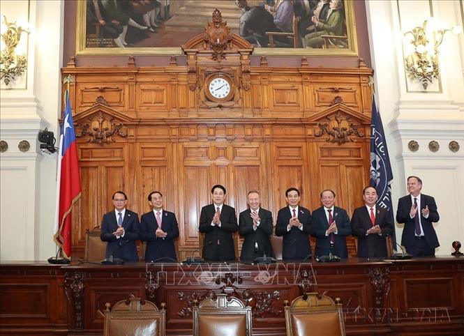 Chủ tịch nước Lương Cường và Chủ tịch Thượng viện Chile José García Ruminot cùng các đại biểu thăm trụ sở Quốc hội Chile, sáng 11/11/2024. Ảnh: Lâm Khánh – TTXVN