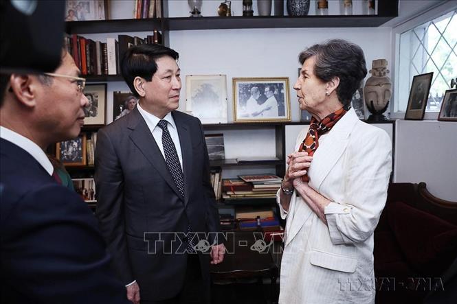 Chủ tịch nước Lương Cường đến thăm nhà riêng cố tổng thống Chile Salvador Allende và gặp Thượng nghị sĩ Isabel Allende, con gái cố Tổng thống (Santiago de Chile, 10/11/2024). Ảnh: Lâm Khánh – TTXVN