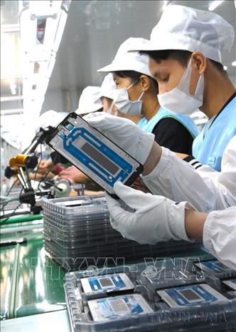 Chile nổi lên là một trong những đối tác hàng đầu của Việt Nam. Các nhóm hàng chủ lực tiếp tục giữ vai trò “xương sống” trong xuất khẩu sang Chile gồm: Máy móc thiết bị, điện thoại, giày dép, thiết bị máy tính, hàng dệt may.... Trong ảnh: Sản xuất linh kiện điện tử tại một doanh nghiệp trong khu, cụm công nghiệp ở Hiệp Hòa (Bắc Ninh). Ảnh: Việt Hùng – TTXVN