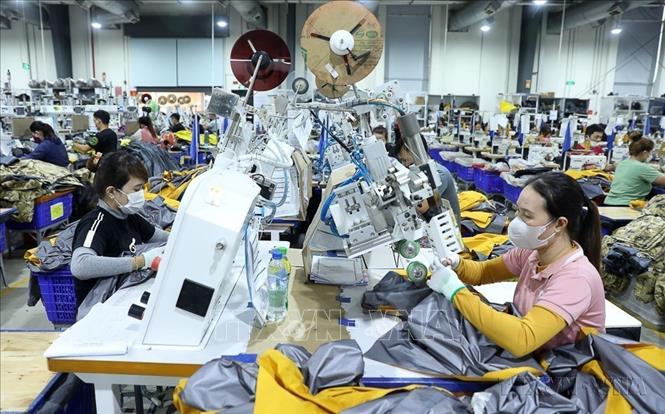 Chile nổi lên là một trong những đối tác hàng đầu của Việt Nam. Các nhóm hàng chủ lực tiếp tục giữ vai trò “xương sống” trong xuất khẩu sang Chile gồm: Máy móc thiết bị, điện thoại, giày dép, thiết bị máy tính, hàng dệt may.... Ảnh: Quốc Khánh - TTXVN