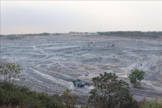 Hoạt động khai thác tại một mỏ đá ở cụm mỏ đá Thiện Tân (Đồng Nai). Ảnh: Công Phong - TTXVN