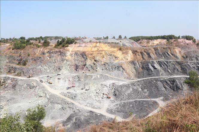 Hoạt động khai thác tại một mỏ đá ở cụm mỏ đá Tân Cang (Đồng Nai). Ảnh: Công Phong - TTXVN