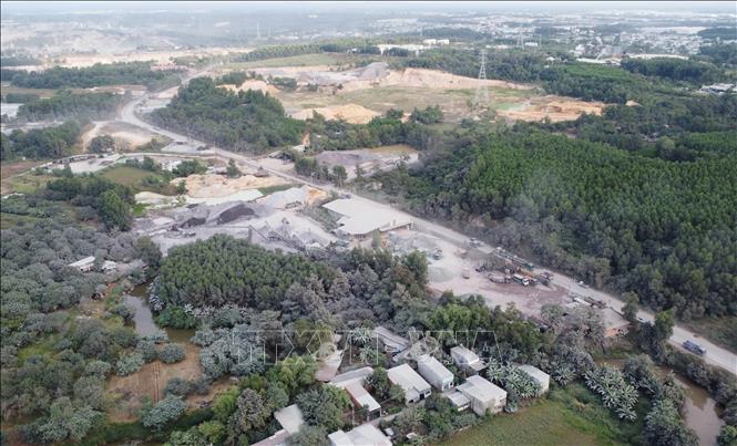 Hoạt động chế biến, vận chuyển đá tại cụm mỏ đá Tân Cang (Đồng Nai). Ảnh: Công Phong - TTXVN