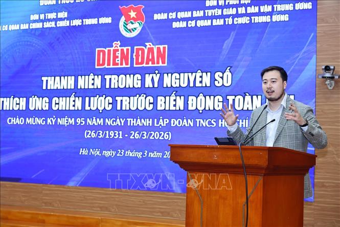 TS Ngô Di Lân, Học viện Ngoại giao trao đổi, làm rõ những xu hướng nổi bật trên thế giới hiện nay, từ chiến lược phát triển dựa trên khoa học công nghệ và đổi mới sáng tạo của các quốc gia lớn. Ảnh: Minh Đức – TTXVN