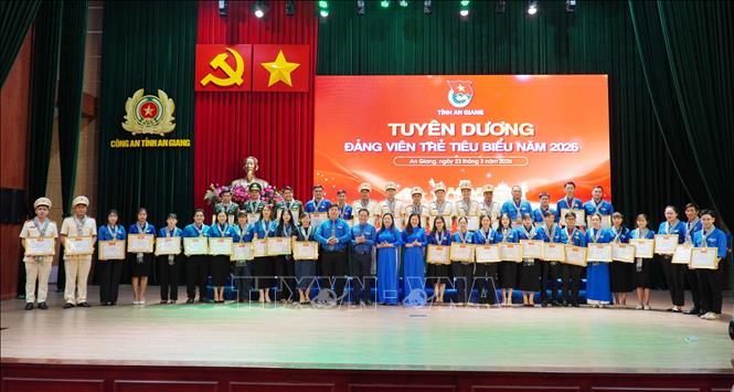 Các đảng viên trẻ tiêu biểu của tỉnh An Giang được tuyên dương nhân dịp kỷ niệm 95 năm Ngày thành lập Đoàn TNCS Hồ Chí Minh. Ảnh: Văn Sĩ - TTXVN                                