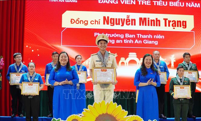 Lãnh đạo Tỉnh đoàn An Giang trao tuyên dương đảng viên trẻ tiêu biểu 2026. Ảnh: Văn Sĩ - TTXVN                                