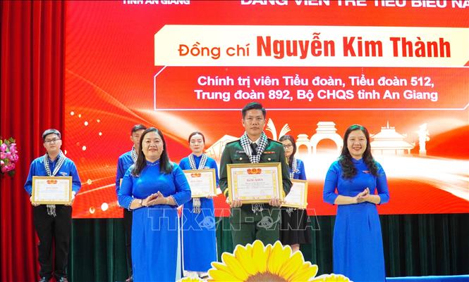 Trong ảnh: Lãnh đạo Tỉnh đoàn An Giang trao tuyên dương đảng viên trẻ tiêu biểu 2026
Ảnh: Văn Sĩ - TTXVN                                
