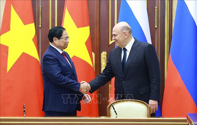 Thủ tướng Phạm Minh Chính và Thủ tướng Liên bang Nga Mikhail Mishustin. Ảnh: Dương Giang-TTXVN 
