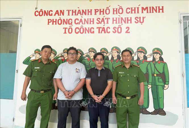 Hai đối tượng tại cơ quan công an. Ảnh: TTXVN phát