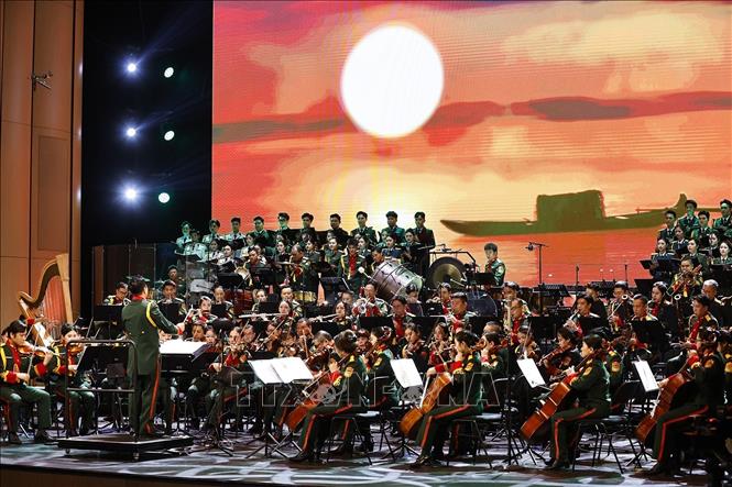 Chương I - Ánh dương soi đường, mở đầu bằng bản Overture – Ca ngợi Tổ quốc, không gian âm nhạc tràn ngập niềm tự hào và lòng tri ân đối với Đảng quang vinh, Bác Hồ vĩ đại.  Ảnh: Doãn Tấn - TTXVN