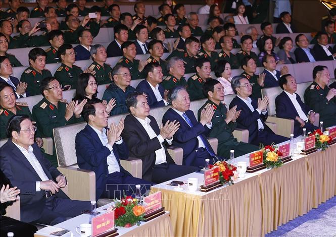 Tổng Bí thư Tô Lâm, Chủ tịch Quốc hội Trần Thanh Mẫn cùng các đồng chí lãnh đạo Đảng, Nhà nước dự chương trình nghệ thuật 