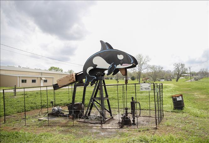 Tháp khoan dầu tại Luling, Texas, Mỹ. Ảnh: THX/TTXVN