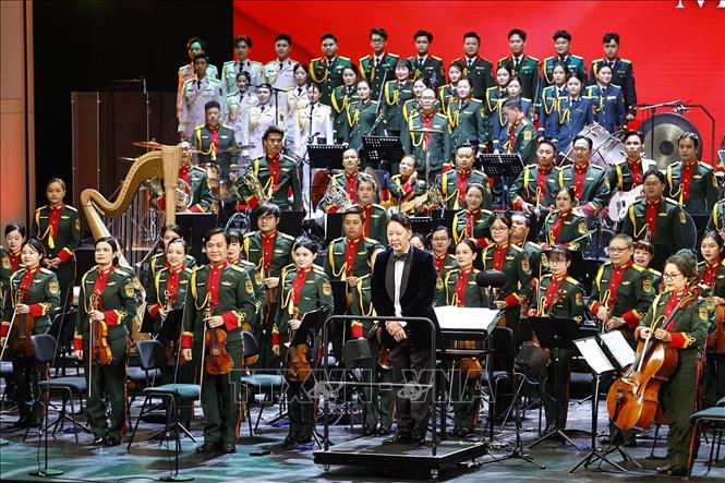 Gần 200 nhạc công, nghệ sĩ cùng hòa nhịp trong đêm công diễn chính thức ra mắt Dàn nhạc Giao hưởng Quân đội (MSO). Ảnh: Doãn Tấn - TTXVN
