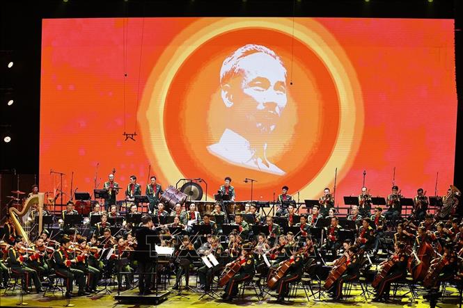 Chương I - Ánh dương soi đường, mở đầu bằng bản Overture – Ca ngợi Tổ quốc, không gian âm nhạc tràn ngập niềm tự hào và lòng tri ân đối với Đảng quang vinh, Bác Hồ vĩ đại. Ảnh: Doãn Tấn - TTXVN