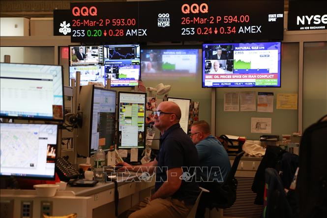 Giao dịch viên tại sàn chứng khoán New York, Mỹ. Ảnh: THX/TTXVN