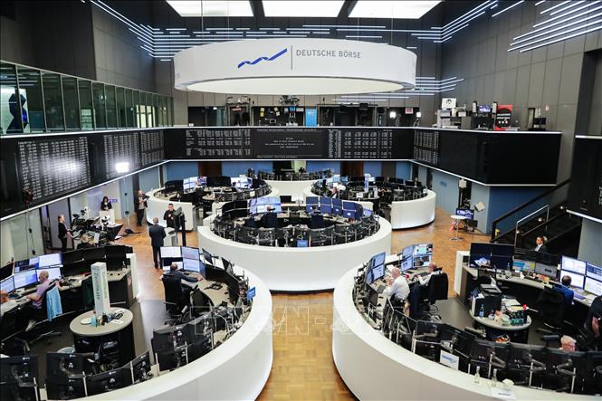 Giao dịch viên tại sàn chứng khoán Frankfurt, Đức. Ảnh: THX/TTXVN
