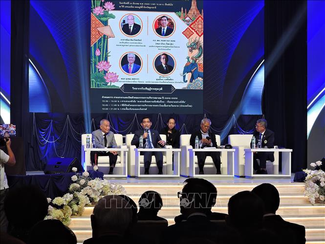 Các diễn giả tại tọa đàm “Vai trò của người Thái gốc Việt: Cầu nối bền vững cho quan hệ Thái Lan - Việt Nam”. Ảnh: Đỗ Sinh - PV TTXVN tại Thái Lan
