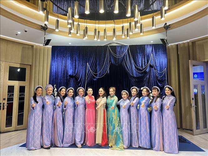 Phụ nữ kiều bào giữ truyền thống văn hóa từ tà áo dài Việt Nam. Ảnh: Đỗ Sinh - PV TTXVN tại Thái Lan