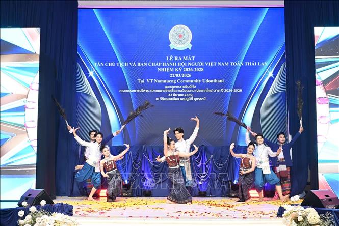 Một tiết mục văn nghệ của các bạn trẻ kiều bào tại Lễ ra mắt Ban chấp hành Hội người Việt Nam tại Thái Lan nhiệm kỳ mới. Ảnh: Phạm Hải - PV TTXVN tại Thái Lan
