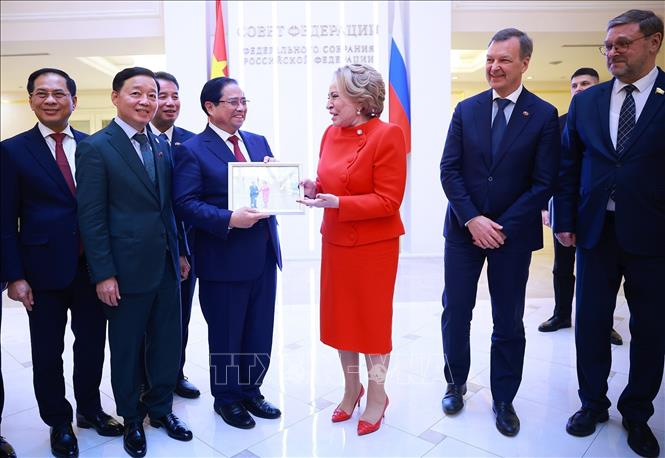 Chủ tịch Hội đồng Liên bang Nga Valentina Matviyenko tặng ảnh lưu niệm cho Thủ tướng Phạm Minh Chính. Ảnh: Dương Giang-TTXVN