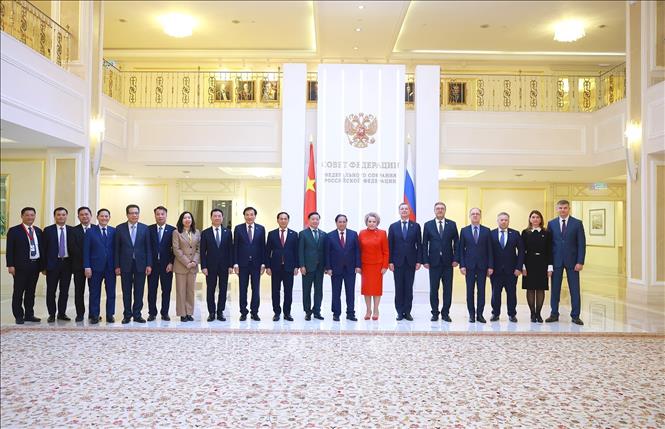 Thủ tướng Phạm Minh Chính và Chủ tịch Hội đồng Liên bang Nga Valentina Matviyenko với thành viên đoàn hai nước. Ảnh: Dương Giang-TTXVN