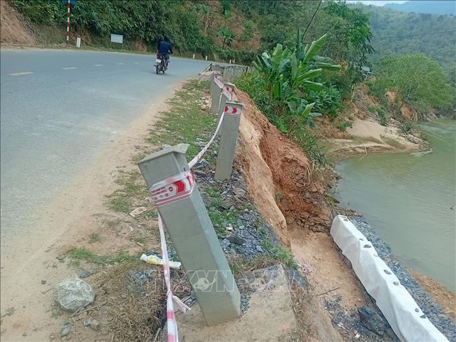 Một điểm sạt lở dọc Quốc lộ 15C, ven bờ sông Mã vẫn chưa được khắc phục, có nguy cơ gây mất an toàn giao thông. Ảnh: Nguyễn Nam-TTXVN
