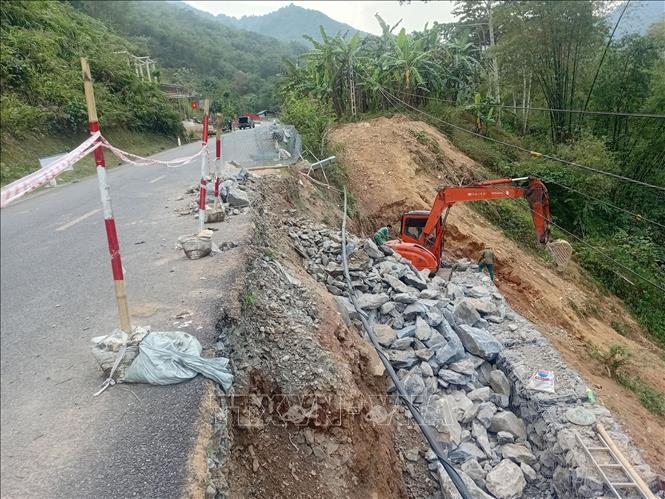 Một điểm sạt lở dọc Quốc lộ 15C, ven bờ sông Mã vẫn chưa được khắc phục, có nguy cơ gây mất an toàn giao thông. Ảnh: Nguyễn Nam-TTXVN