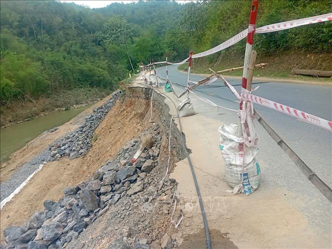 Một điểm sạt lở dọc Quốc lộ 15C, ven bờ sông Mã vẫn chưa được khắc phục, có nguy cơ gây mất an toàn giao thông. Ảnh: Nguyễn Nam-TTXVN