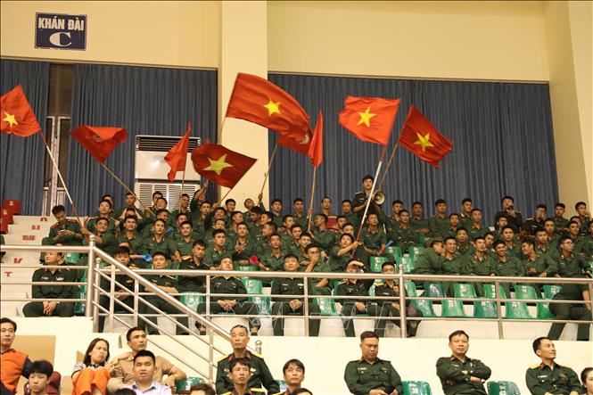 Khán giả cỗ vũ cho đội Biên Phòng-MB. Ảnh: Đại Nghĩa- TTXVN