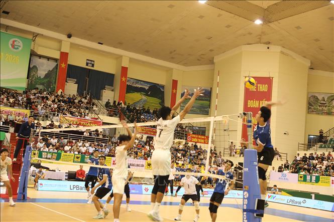 Diễn biến trận tranh Giải Ba giữa đội Hà Nội và Công an TP Hồ Chí Minh. Ảnh: Đại Nghĩa- TTXVN