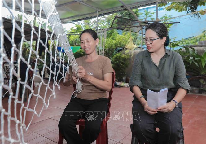 Các chuyên gia đến nhà người dân tại đặc khu Lý Sơn tuyên truyền về động vật biển, ý thức bảo vệ đại dương bền vững. Ảnh: Phan Phương – TTXVN