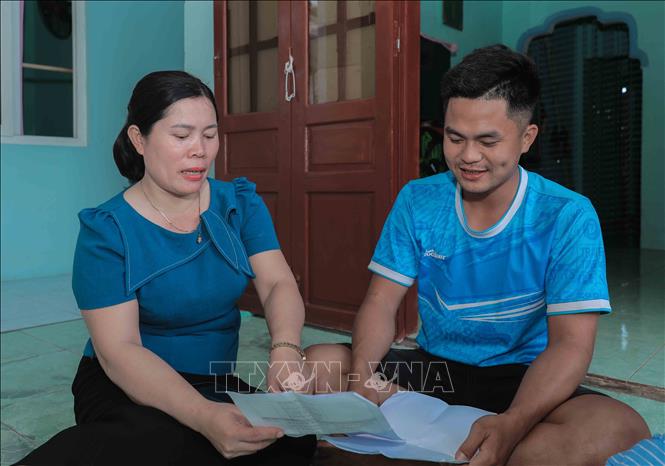 Các chuyên gia hướng dẫn ngư dân tải, sử dụng ứng dụng báo cáo, theo dõi, cung cấp dữ liệu về động vật biển. Ảnh: Phan Phương – TTXVN