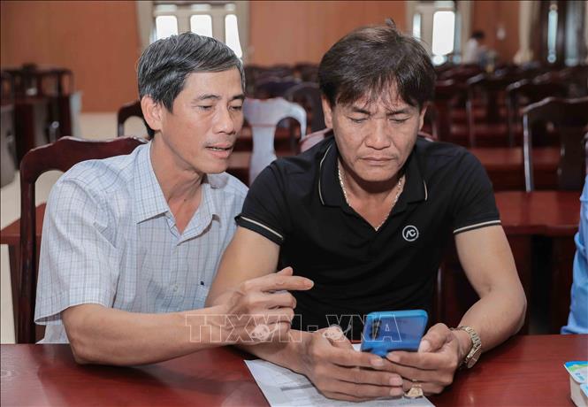 Các chuyên gia hướng dẫn ngư dân tải app, sử dụng ứng dụng báo cáo, theo dõi, cung cấp dữ liệu về động vật biển. Ảnh: Phan Phương – TTXVN