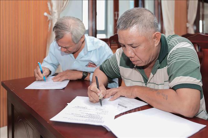 Ngư dân ký cam kết tham gia chương trình tình nguyện viên trên biển, góp phần bảo vệ nguồn lợi thủy sản, giám sát hoạt động khai thác và nâng cao ý thức gìn giữ môi trường biển. Ảnh: Phan Phương – TTXVN