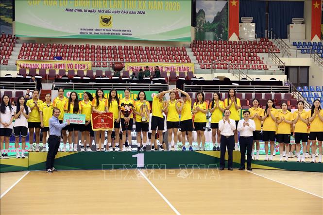 Ban tổ chức trao giải Nhất và Cúp vô địch  cho đội nữ VTV Bình Điền Long An . Ảnh: Đại Nghĩa - TTXVN