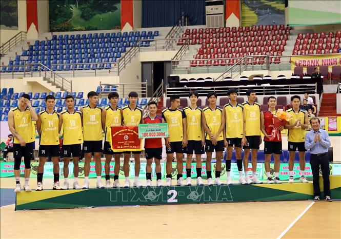 Ban tổ chức trao giải Nhì cho đội chủ nhà  nam LPBank Ninh Bình  . Ảnh: Đại Nghĩa - TTXVN