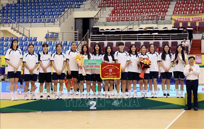 Ban tổ chức trao giải Nhì cho đội nữ Vietinbank . Ảnh: Đại Nghĩa - TTXVN
