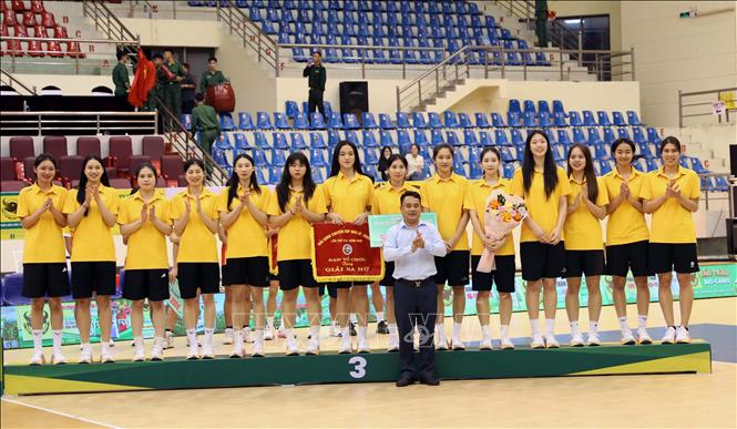 Ban tổ chức trao giải Ba cho  nữ BC Thông tin-BĐ 19   . Ảnh: Đại Nghĩa - TTXVN