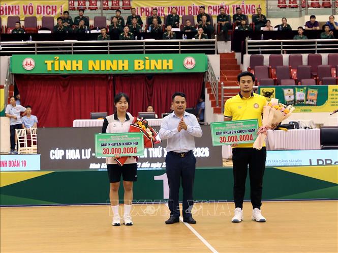 Ban tổ chức trao giải khuyến khích cho đội nam Công an Thành phố Hồ Chí Minh và nữ BC Thông tin-BĐ 19. Ảnh: Đại Nghĩa - TTXVN