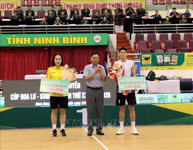 Ban tổ chức trao giải vận động viên nam - nữ chuyền hai  xuất sắc thuộc cho các vận động viên. Ảnh: Đại Nghĩa - TTXVN