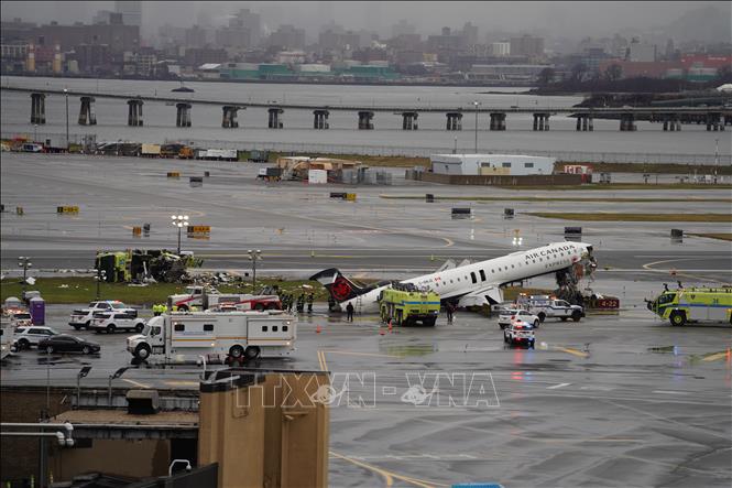 Hiện trường vụ va chạm giữa máy bay của Hãng hàng không Jazz Aviatio (Canada) với xe cứu hoả trên đường băng sân bay LaGuardia ở New York (Mỹ), ngày 23/3/2026. Ảnh: THX/TTXVN