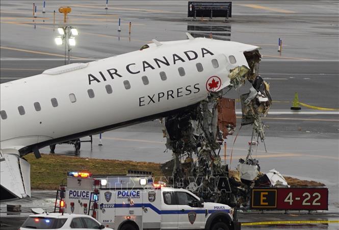 Máy bay của Hãng hàng không Jazz Aviatio (Canada) bị hư hỏng sau khi va chạm với xe cứu hoả trên đường băng sân bay LaGuardia ở New York (Mỹ), ngày 23/3/2026. Ảnh: THX/TTXVN