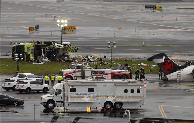 Hiện trường vụ va chạm giữa máy bay của Hãng hàng không Jazz Aviatio (Canada) với xe cứu hoả trên đường băng sân bay LaGuardia ở New York (Mỹ), ngày 23/3/2026. Ảnh: THX/TTXVN