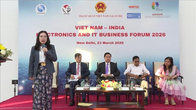 Đỗ Thị Thúy Hương, Phó Chủ tịch kiêm Tổng thư ký Hiệp hội Doanh nghiệp Điện tử Việt Nam (VEIA), phát biểu tại diễn đàn. Ảnh: Quang Trung - p/v TTXVN tại Ấn Độ