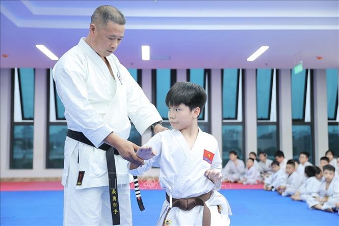 Võ sư Nguyễn Văn Nguyên, Chủ nhiệm CLB Karate Đông Anh đã có 31 năm gắn bó với CLB, luôn dành tâm huyết và lan toả niềm đam mê môn võ karate đến với các võ sinh. Ảnh: Minh Quyết - TTXVN